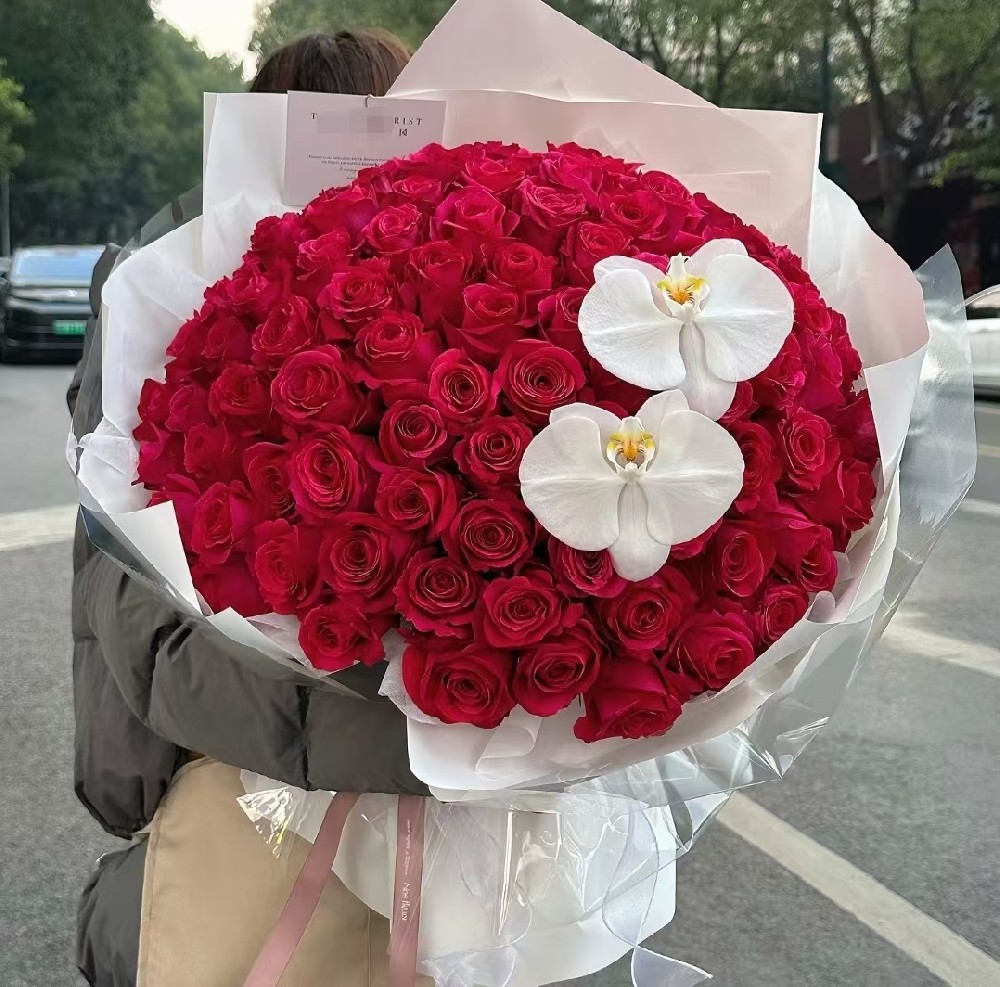 99朵红玫瑰加蝴蝶兰花束